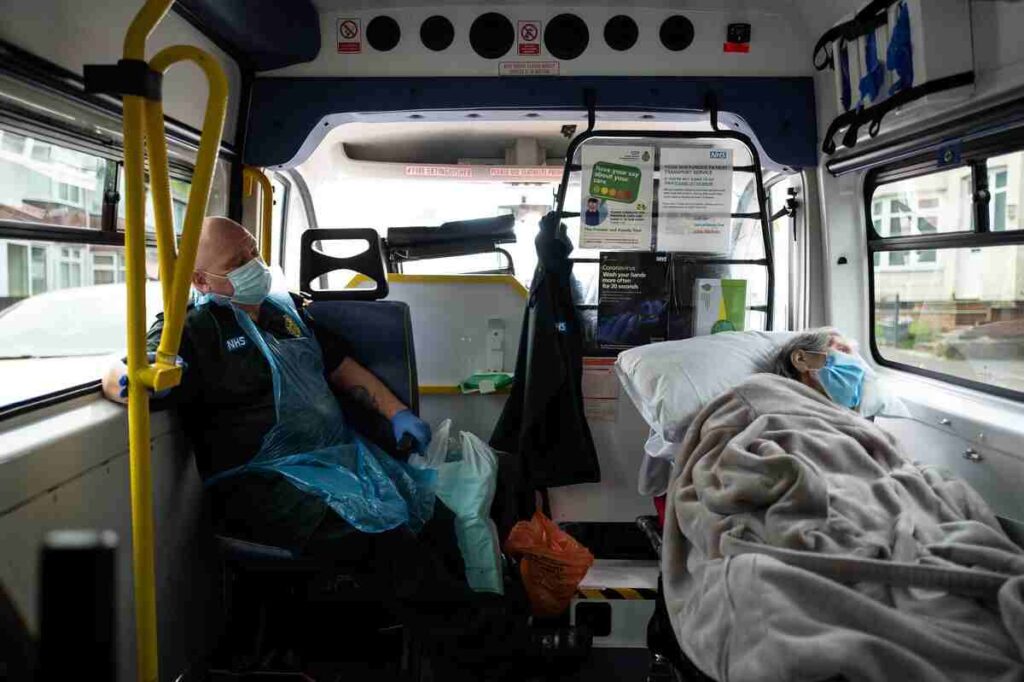 مراقبت از بیمار و خانواده در طول سفر با آمبولانس